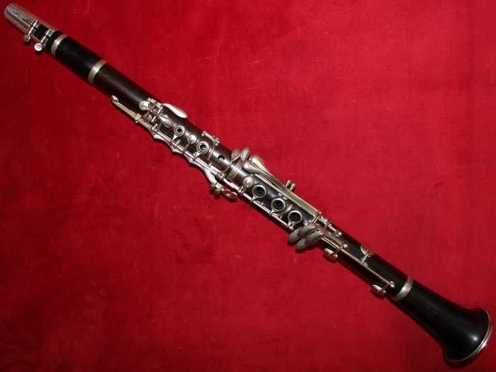Bonito Clarinete francês de 1940 (MCMXL), em ótimo estado
