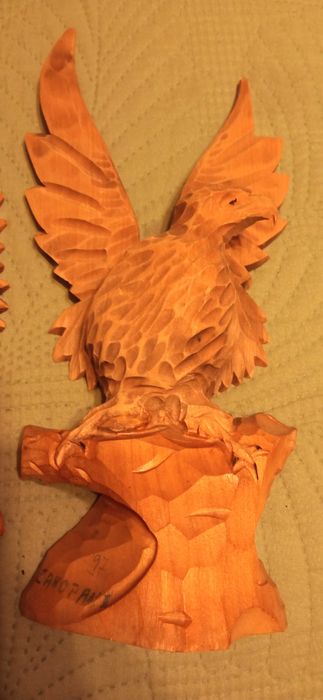 Rzeźbiony orzeł z drewna