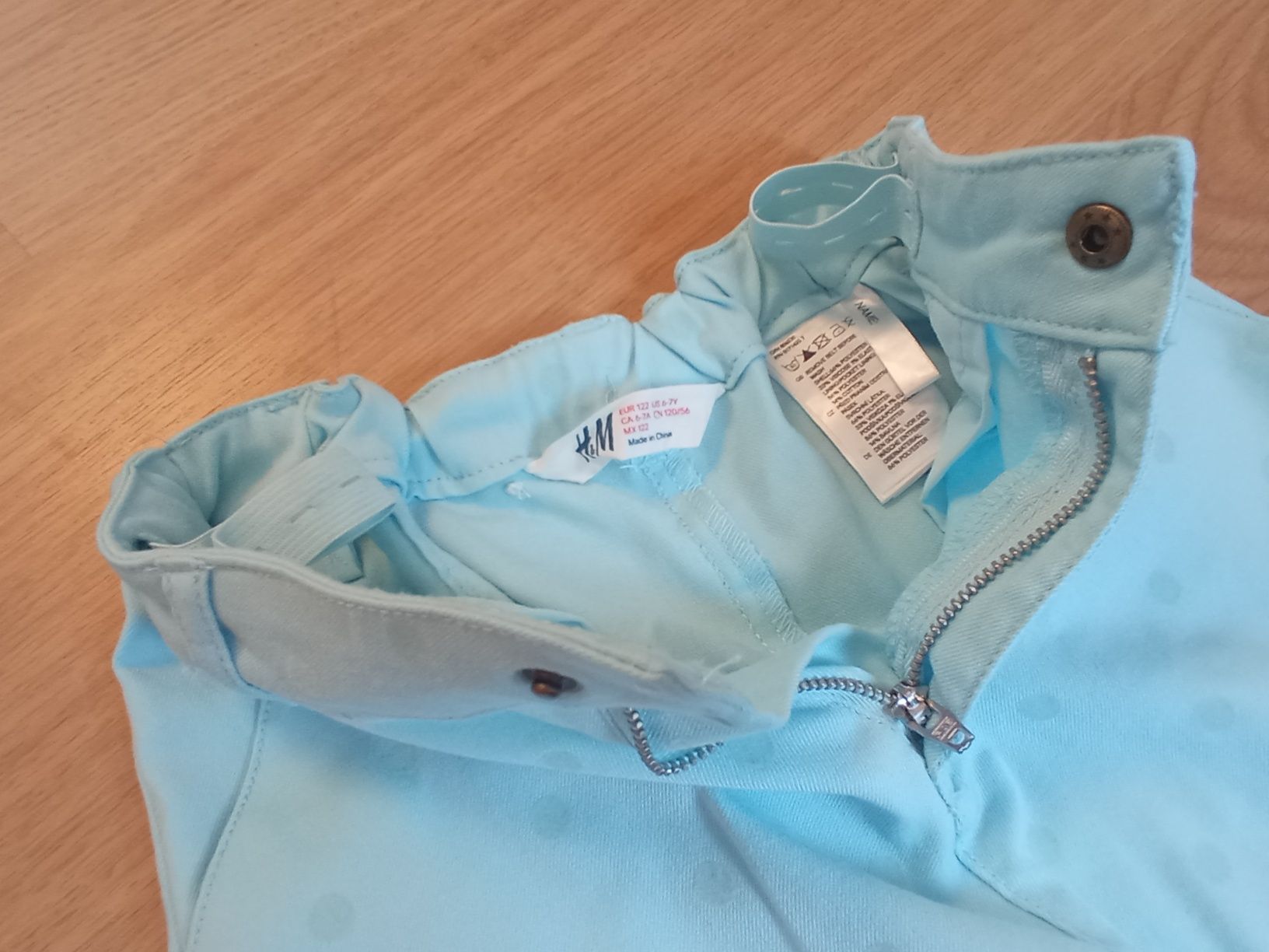 Niebieskie spodenki H&M rozm. 122
Eleganckie
Regulacja w pasie