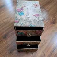 Kuferek na biżuterię z szufladkami Paris Vintage Bohoo
