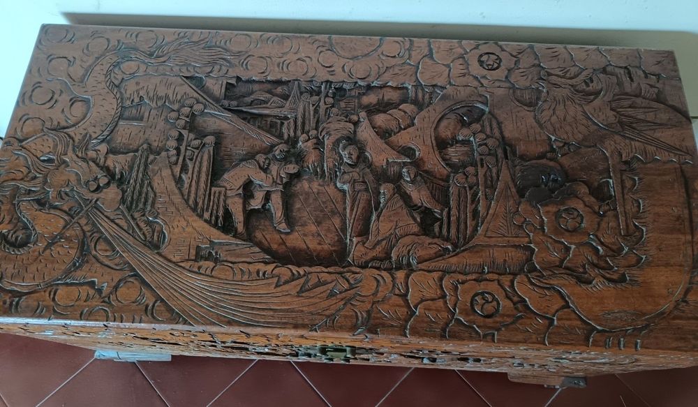 Vendo arca em cânfora, com desenho trabalhados.