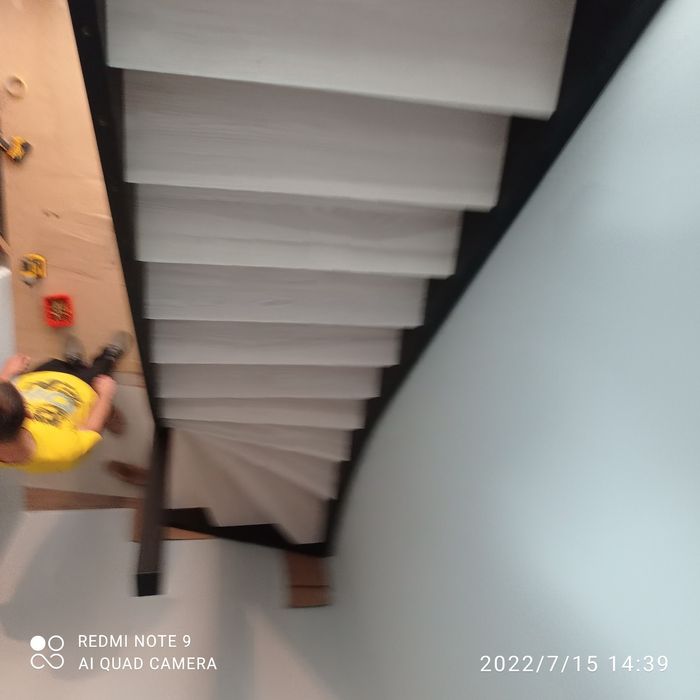 Schody jesionowe jednozabiegowe z podstopniami