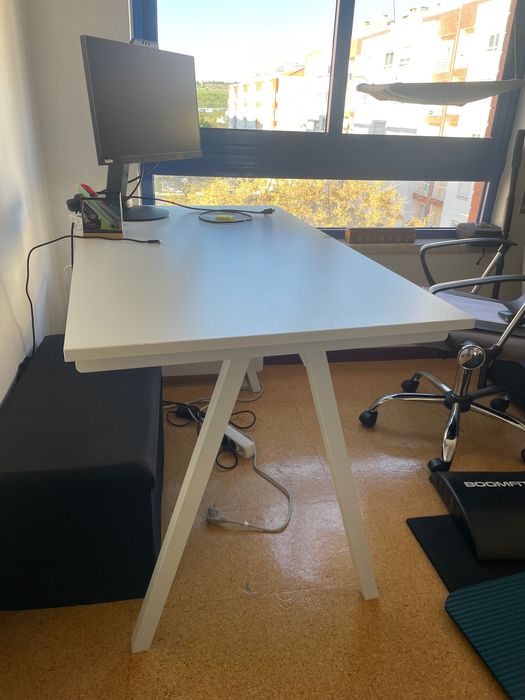 Secretaria e mesa de refeição