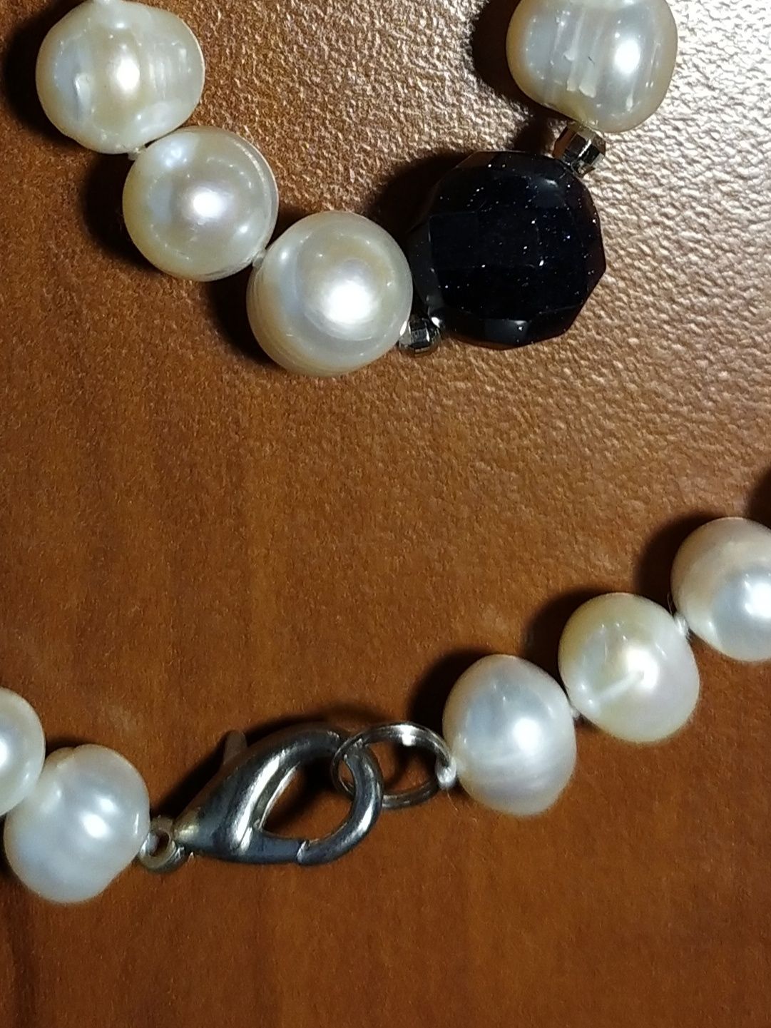 Ожерелье из белого жемчуга и лунного камня.