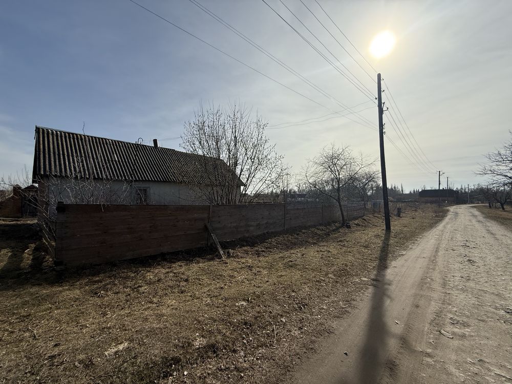 Продам землю зі старим будинком