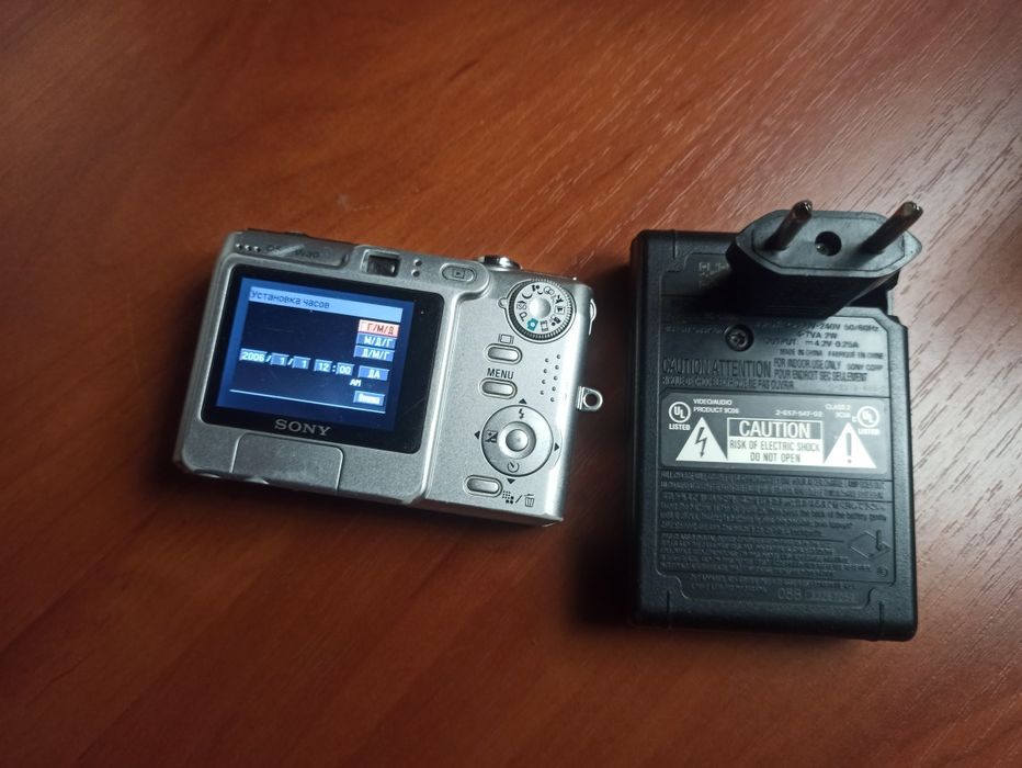Продам цифровий фотоапарат SONU,із зарядним пристроєм.