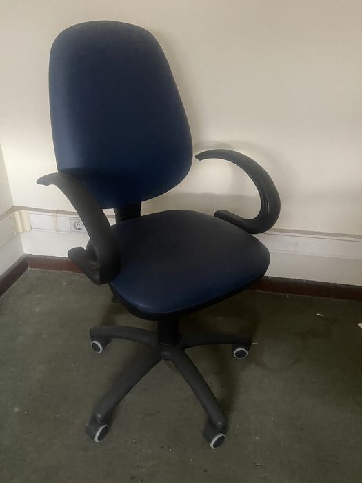 Cadeira de secretaria rotativa nova