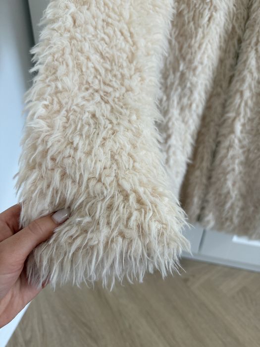 Biały kremowy płaszcz miś sztuczne futro na suwak Reserved M 38