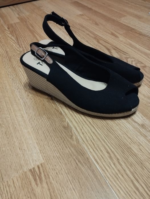 Sandały na koturnie 39