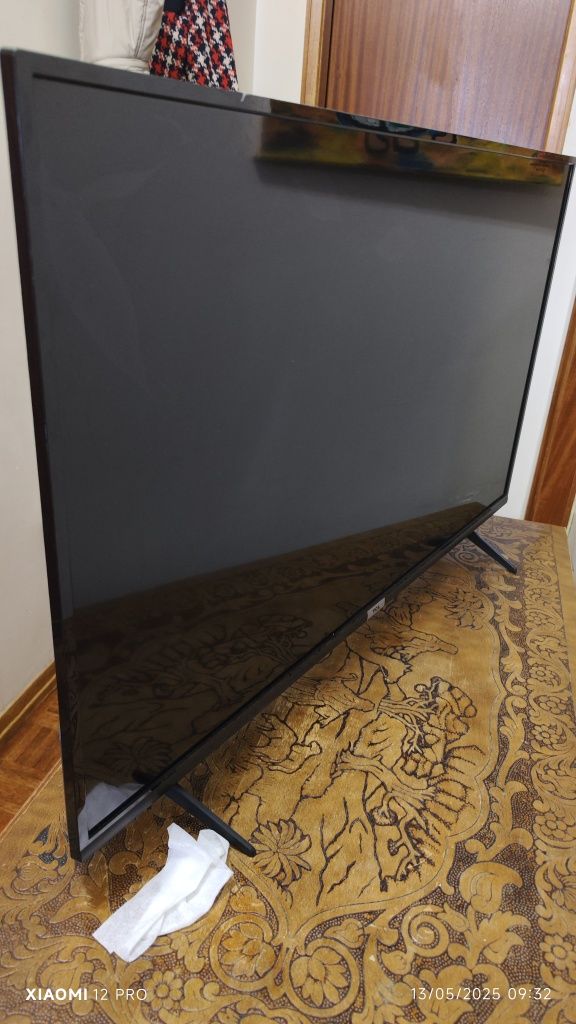 TV TCL 43 com tela partida