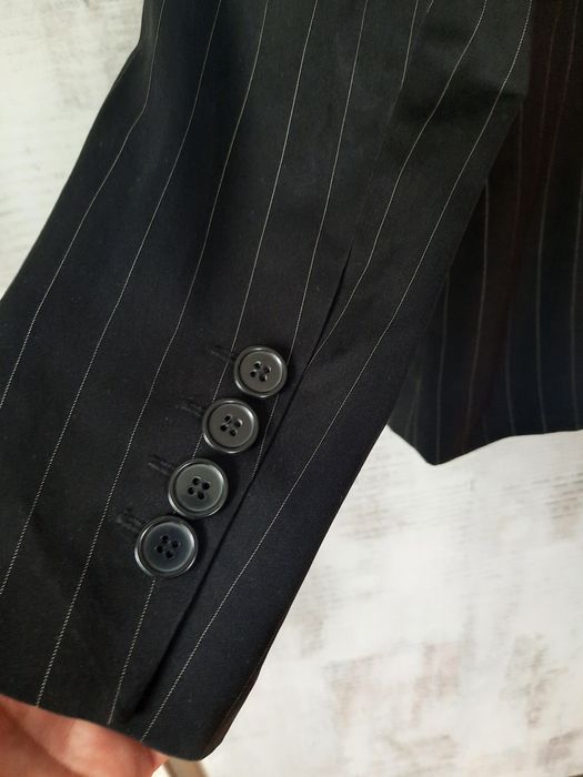 Czarna prążkowana marynarka KappAhl