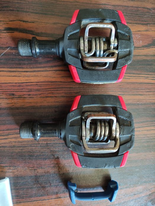 Pedais Crank Brothers Smarty c/ grampos e apliques de várias cores.