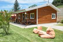 Casa com dois quartos e jardim