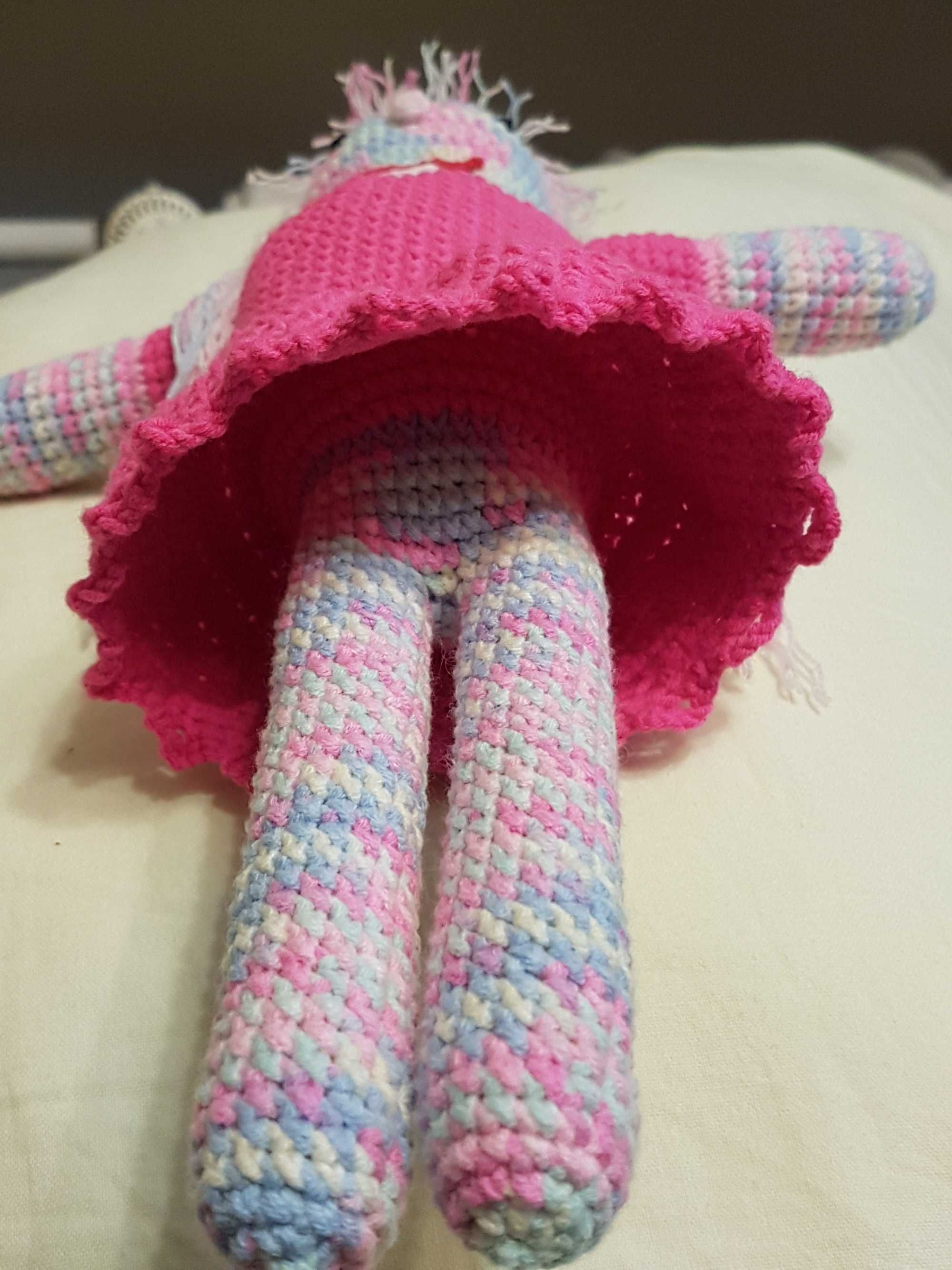 Różowa lalka zrobiona na szydełku, rękodzieło
