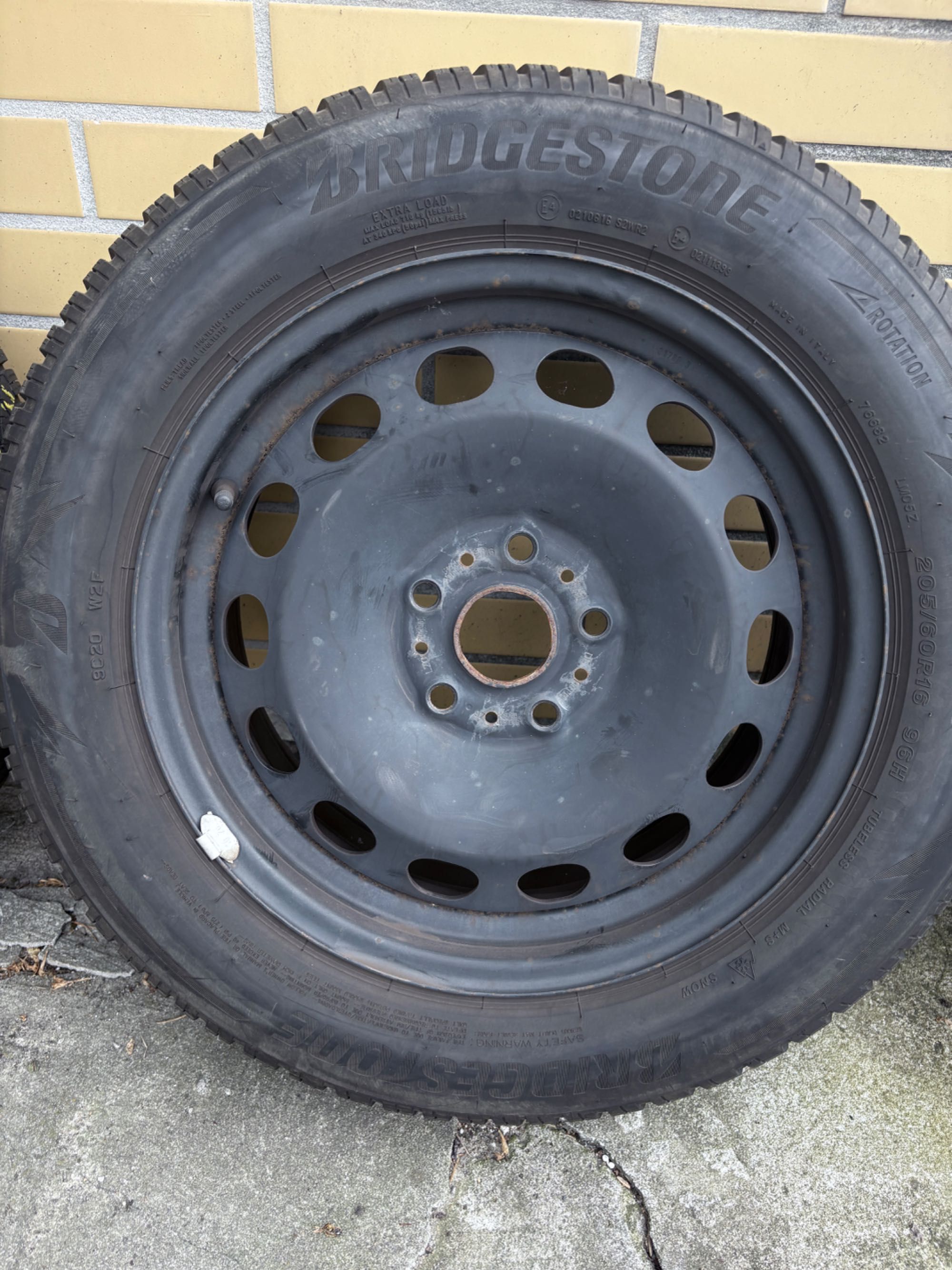 Opony Zimowe Bridgestone 205/60 R16 Blizzak LM005 + Felgi stalowe