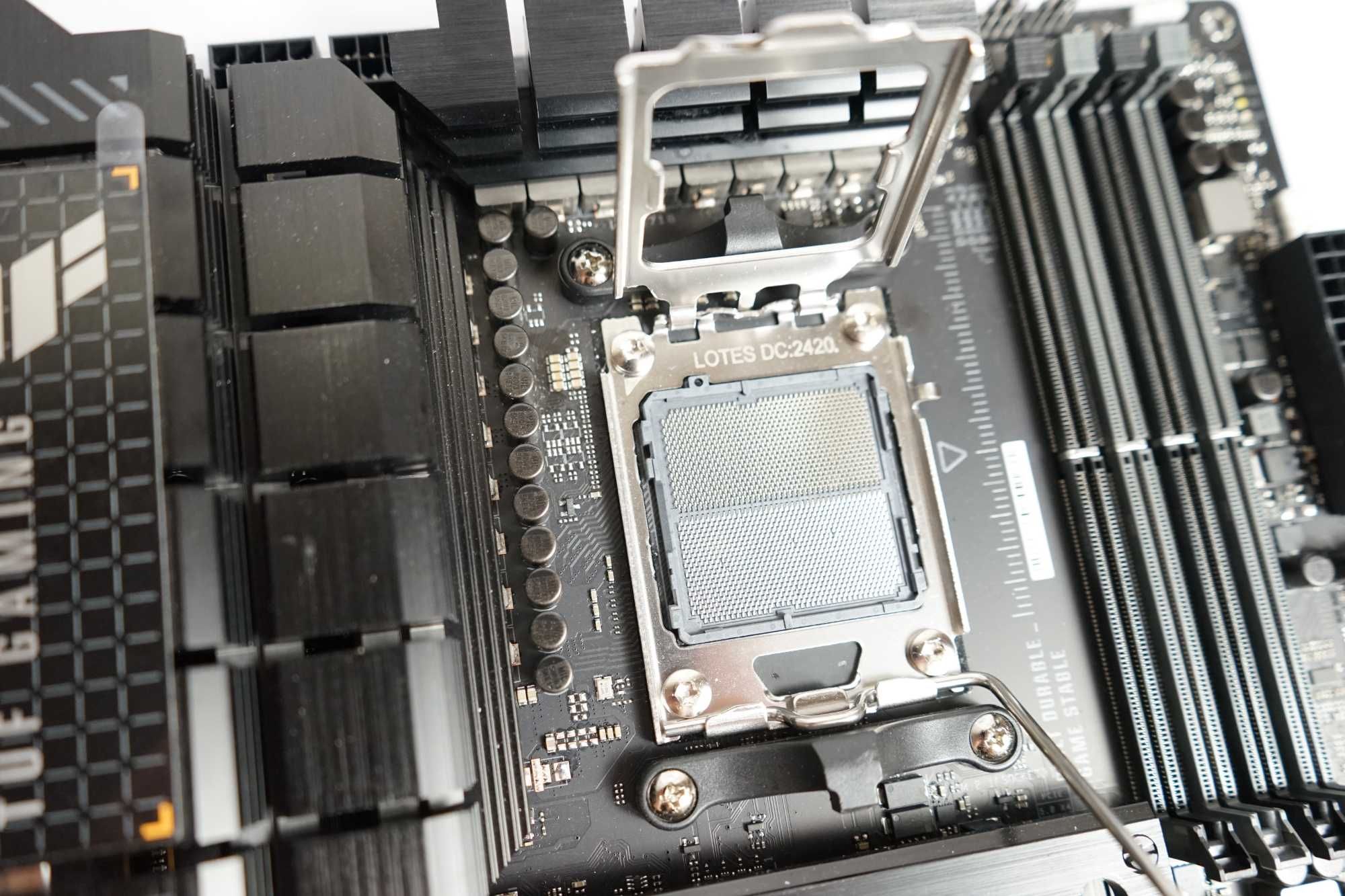 Материнська плата ASUS TUF Gaming X670E-PLUS WiFi 6E