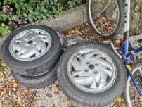 Vendo 4 pneus para Fiat Punto Com jantes originais.