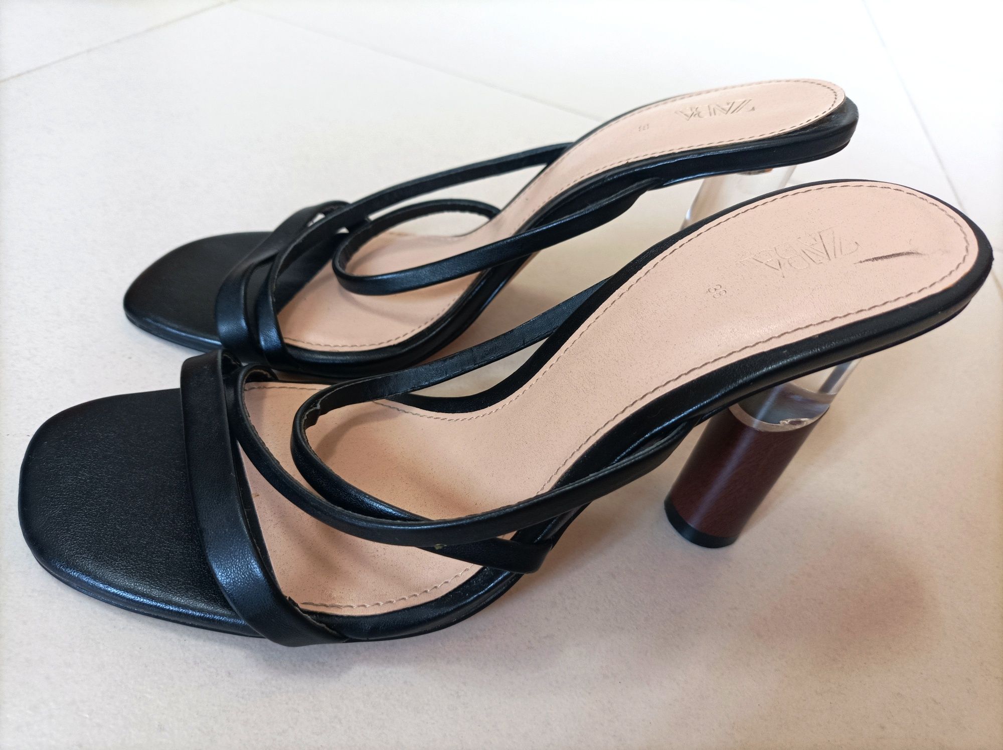 Sandálias de salto alto marca Zara (Tam. 38)