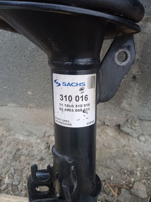 Продам амортизатори на Віто в гарному стані кого цікавить звоніть