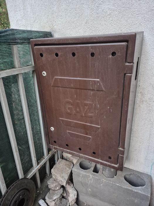 Skrzynia gazowa z postumentem na 2 gazomierze.