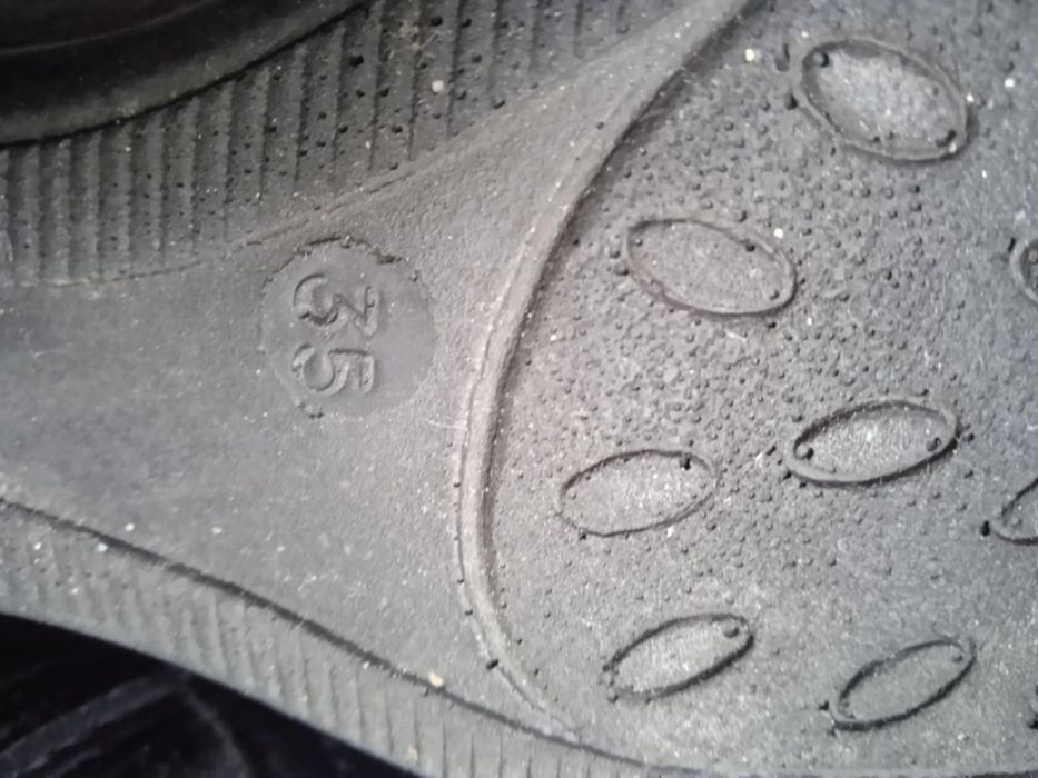 Vendo botas usadas em pele Nº35