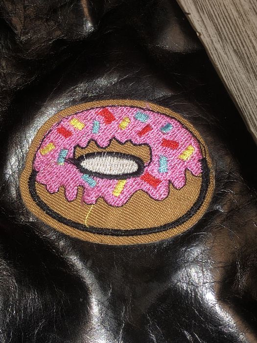 modny, skórzany worek na plecy z naszywkami