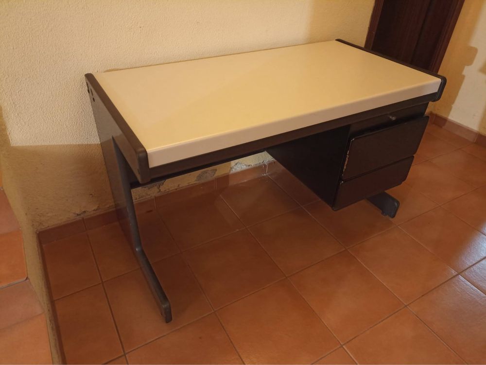 Secretária com módulo de gavetas e cadeira de escritório
