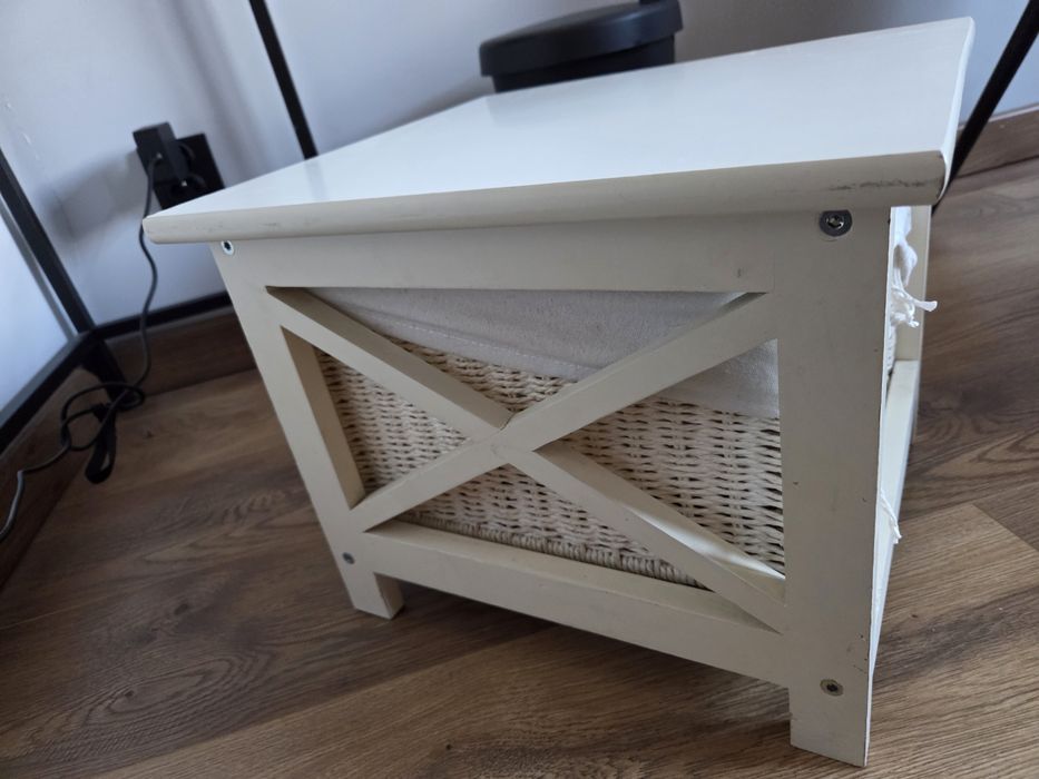 Biały stoliczek nocny z koszem