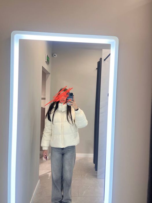 Біла куртка пуховик зимовий