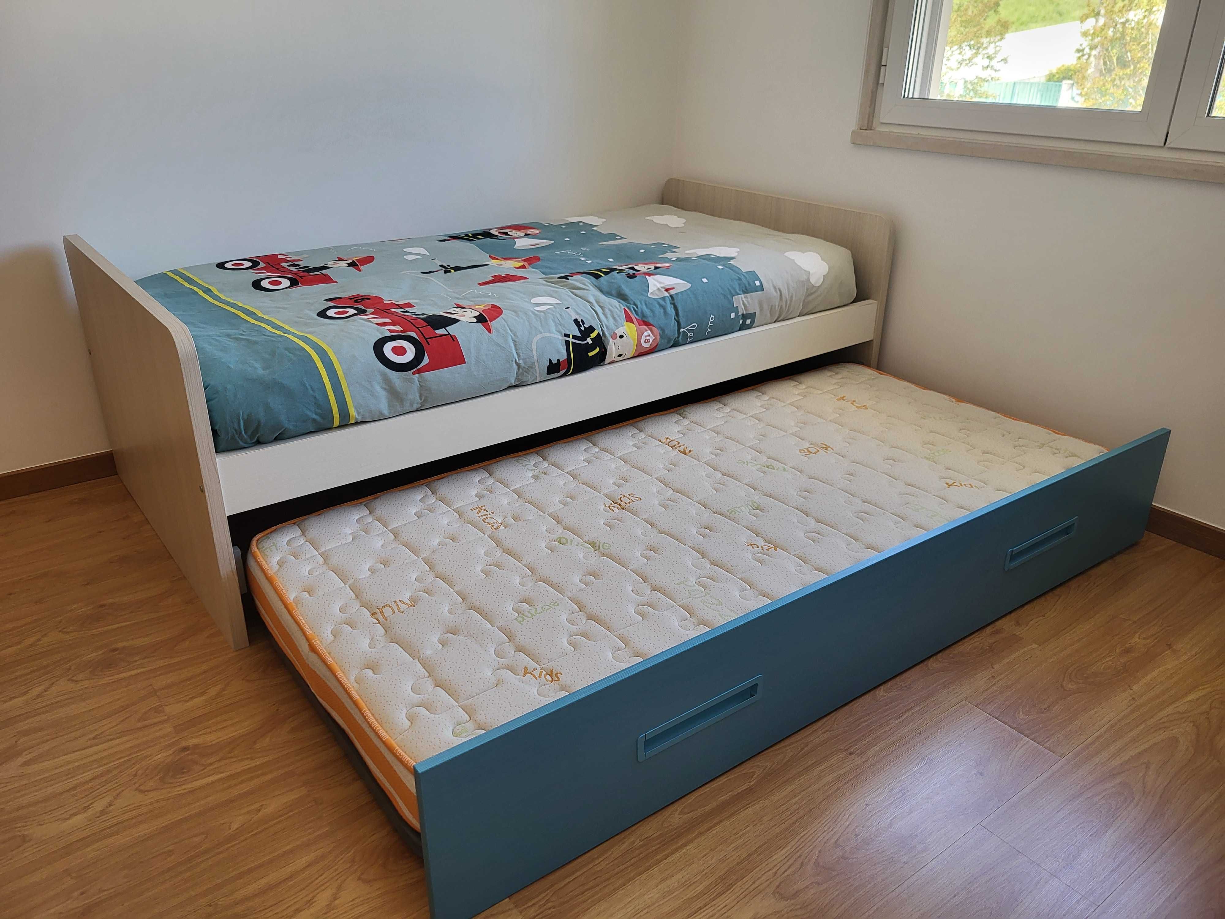 Cama com gavetao (2 camas com 2 colchões)