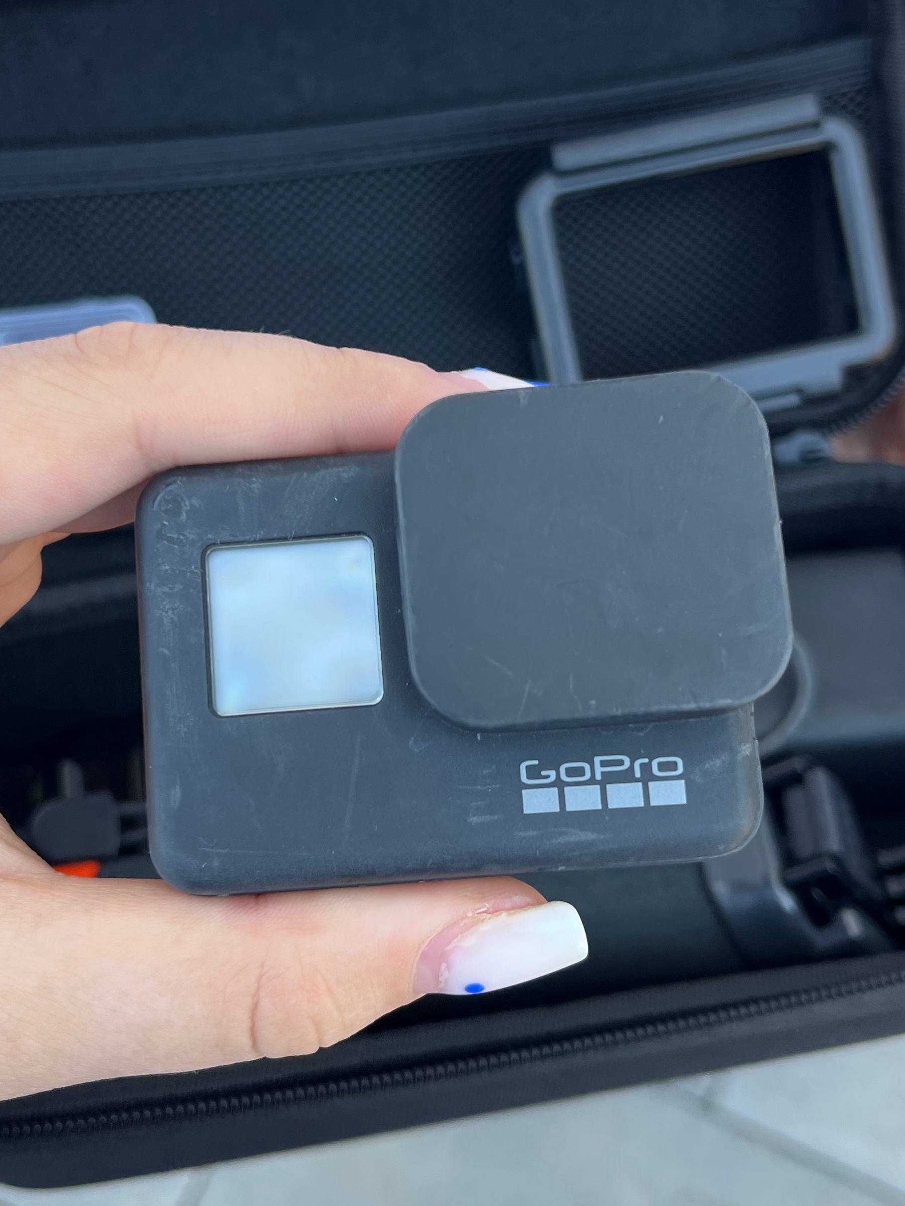 Екшн-камера GoPro HERO 7 black із зарядною станцією.