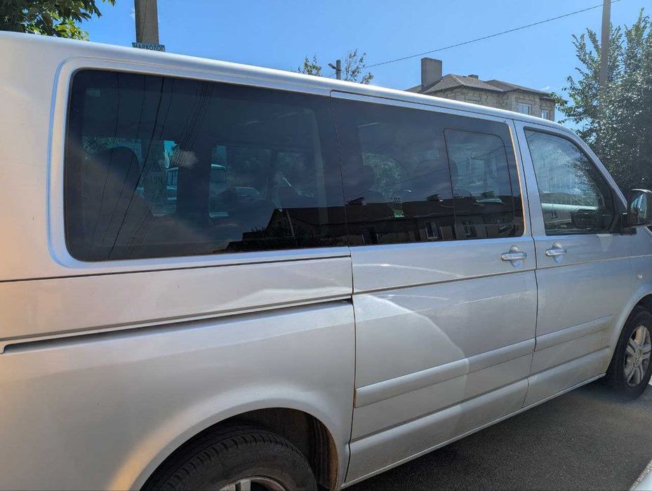 Продаєця автомобіль