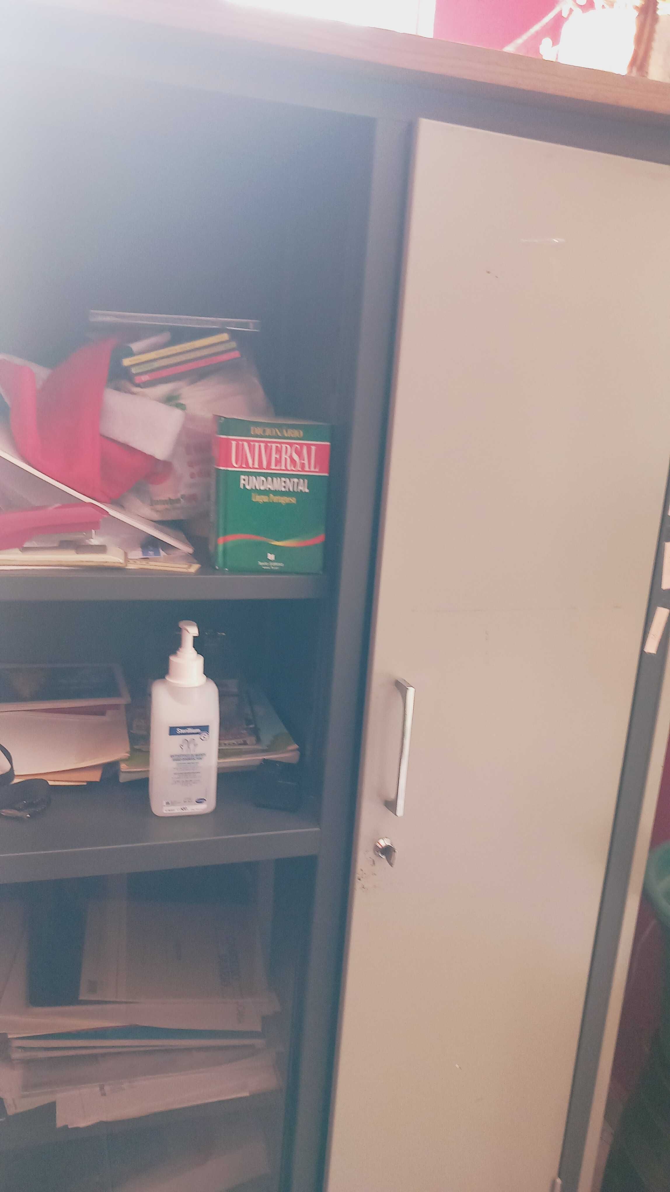 Armário  com 2 portas laterais  em bom estado