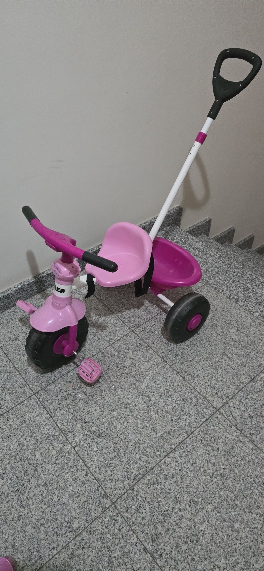 Triciclo menina em bom estado