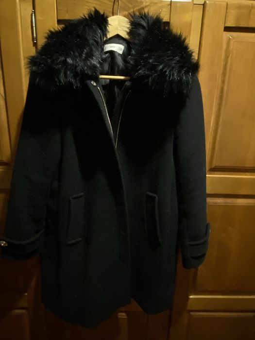 Casaco preto comprido com gola pelo mango c/ borboto e bolero em pelo