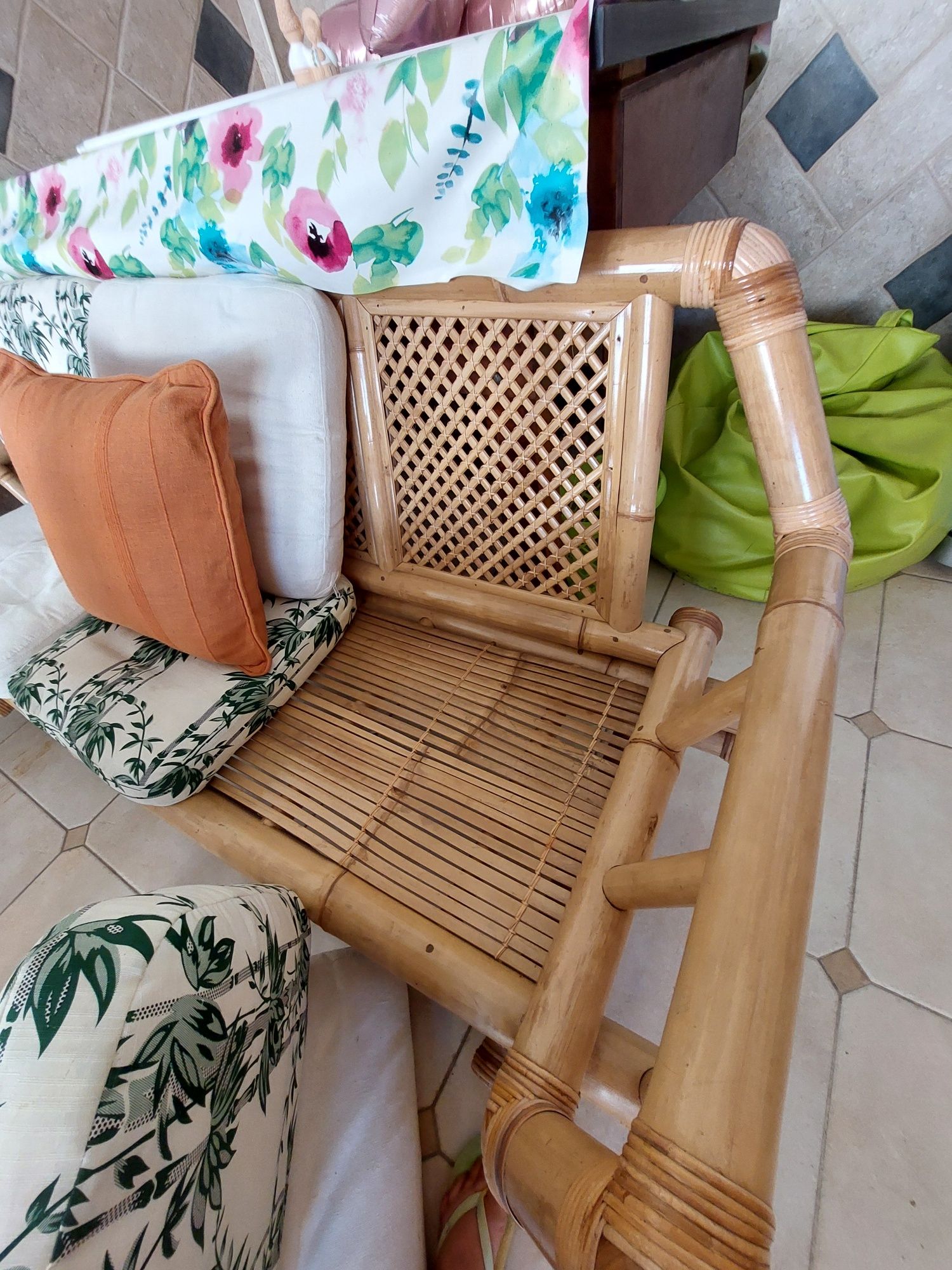 Sofás em bambu com almofadas