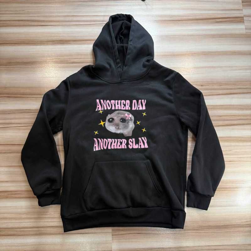 Czarna bluza z kapturem "Another Day Another Slay"
