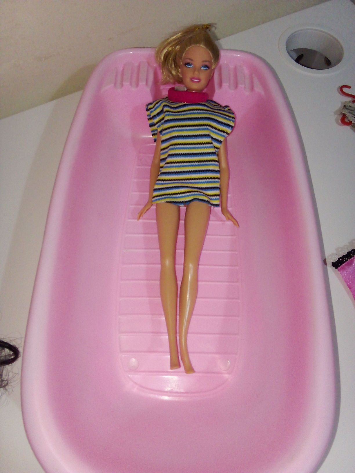 Barbie + banheira e roupas