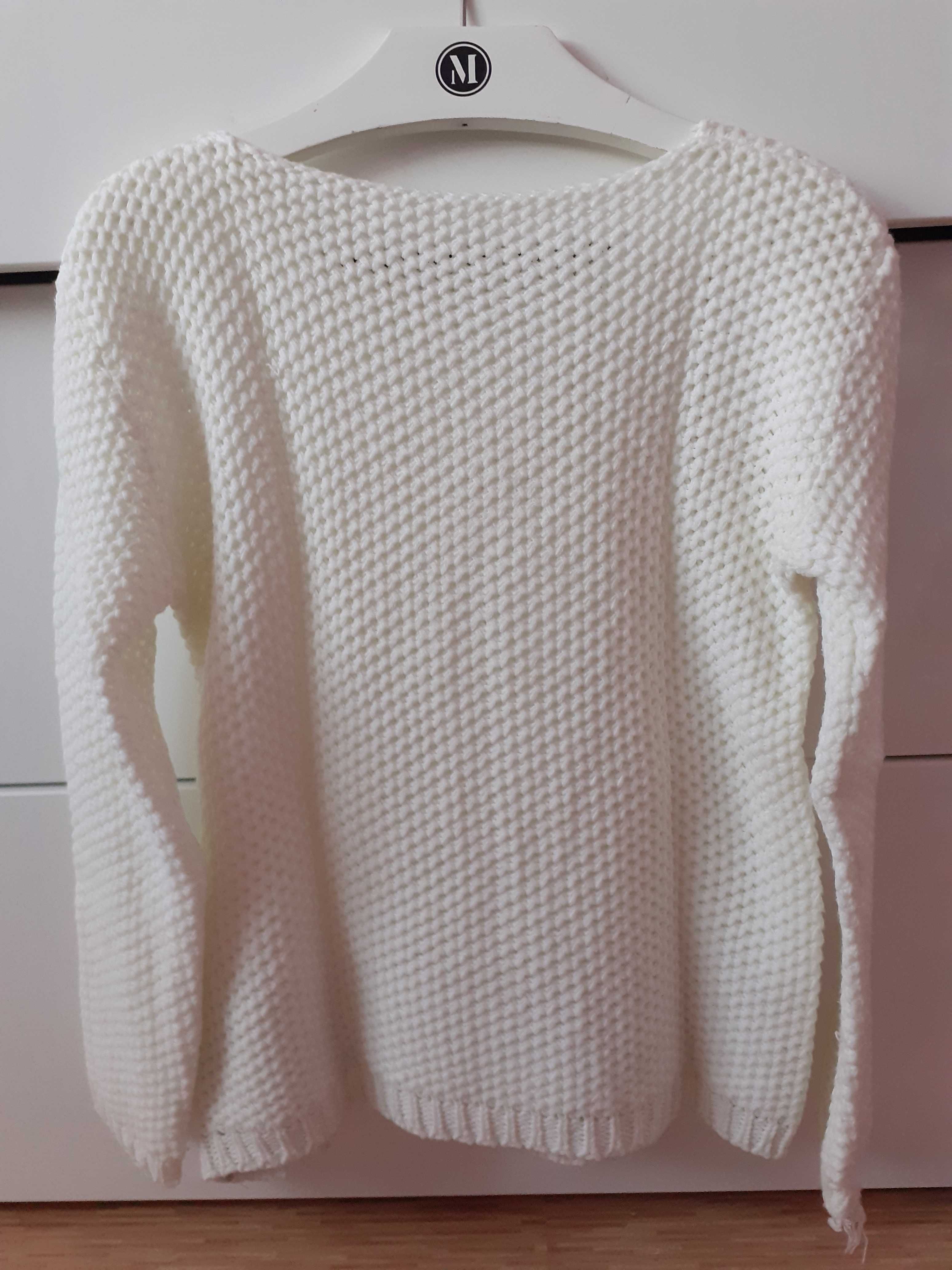 Biały sweter w ażurowy splot