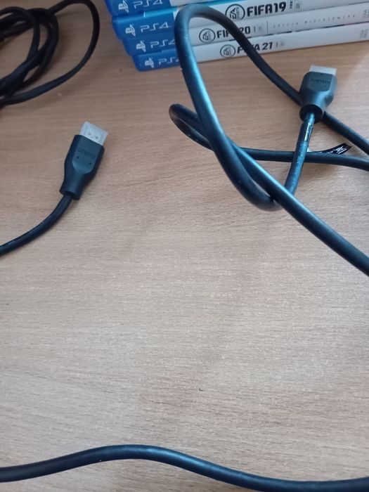 Konsola PS4 1 TB + zestaw gier FIFA (FIFA 15,16,17,18,19,20,21)