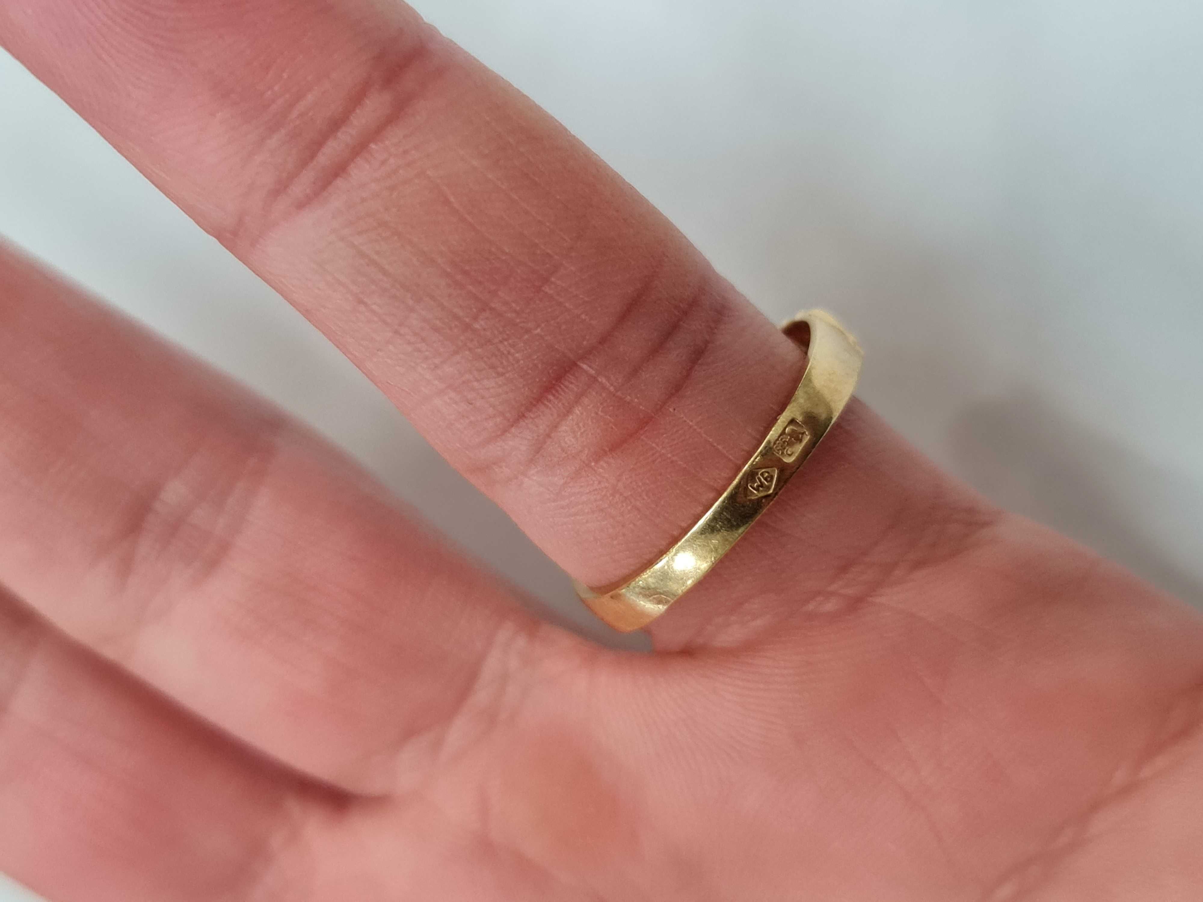 Klasyczny złoty pierścionek damski/ 585/ 2.82 gram/ R18/ Cyrkonie