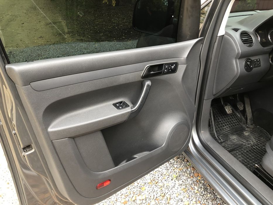 Volkswagen Caddy 2011 г заводской пассажир..