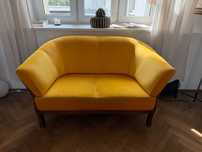 piękna welurowa sofa dwuosobowa