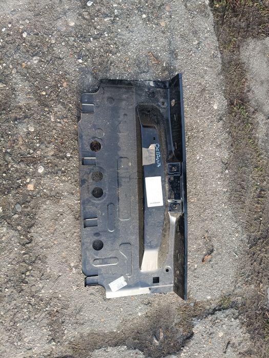 Skoda Octavia IV 4 sedan pas tylny zamknięcie podłogi blacha zamykając