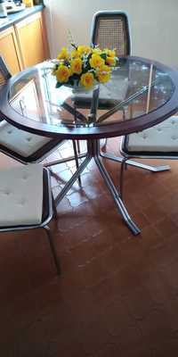Mesa c/tampo de vidro e madeira, pés metálicos+ 4 cadeiras de espaldar