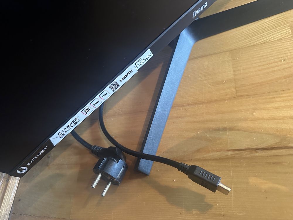 zestaw, komputer pc, nowy monitor i klawiatura,