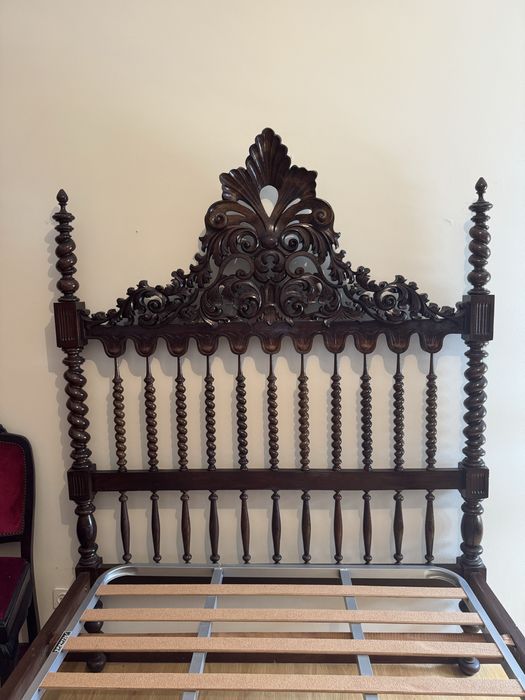 Cama + cómoda + mesas de cabeceira