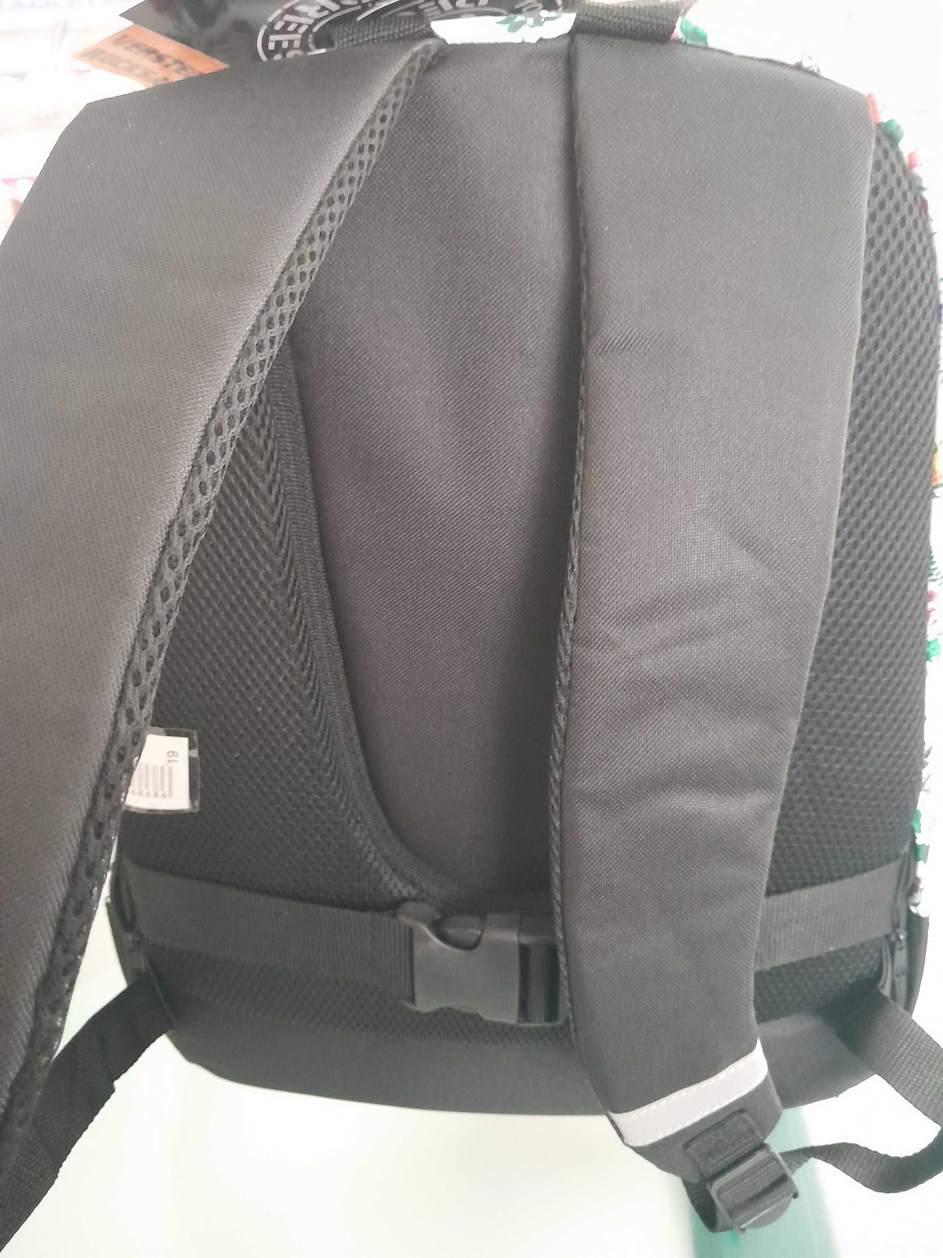 Mochila lindissima excelente qualidade nova com etiqueta