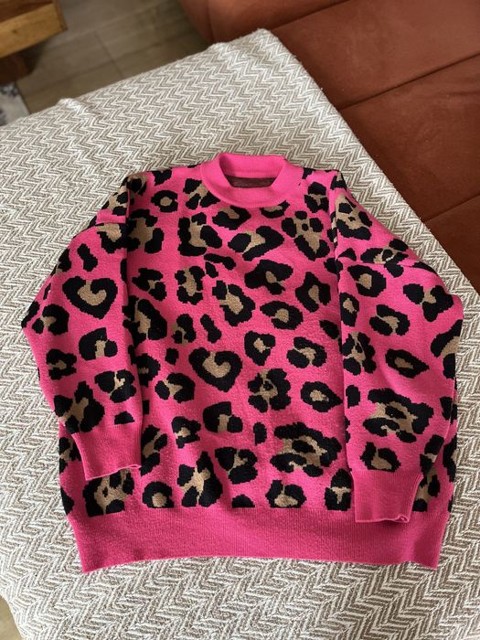 Różowy sweter w panterkę