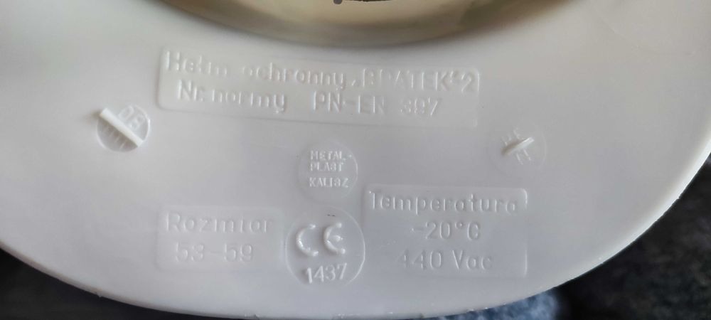 Kask ochronny z paskiem podbródkowym Bratek 2 r. 53-59